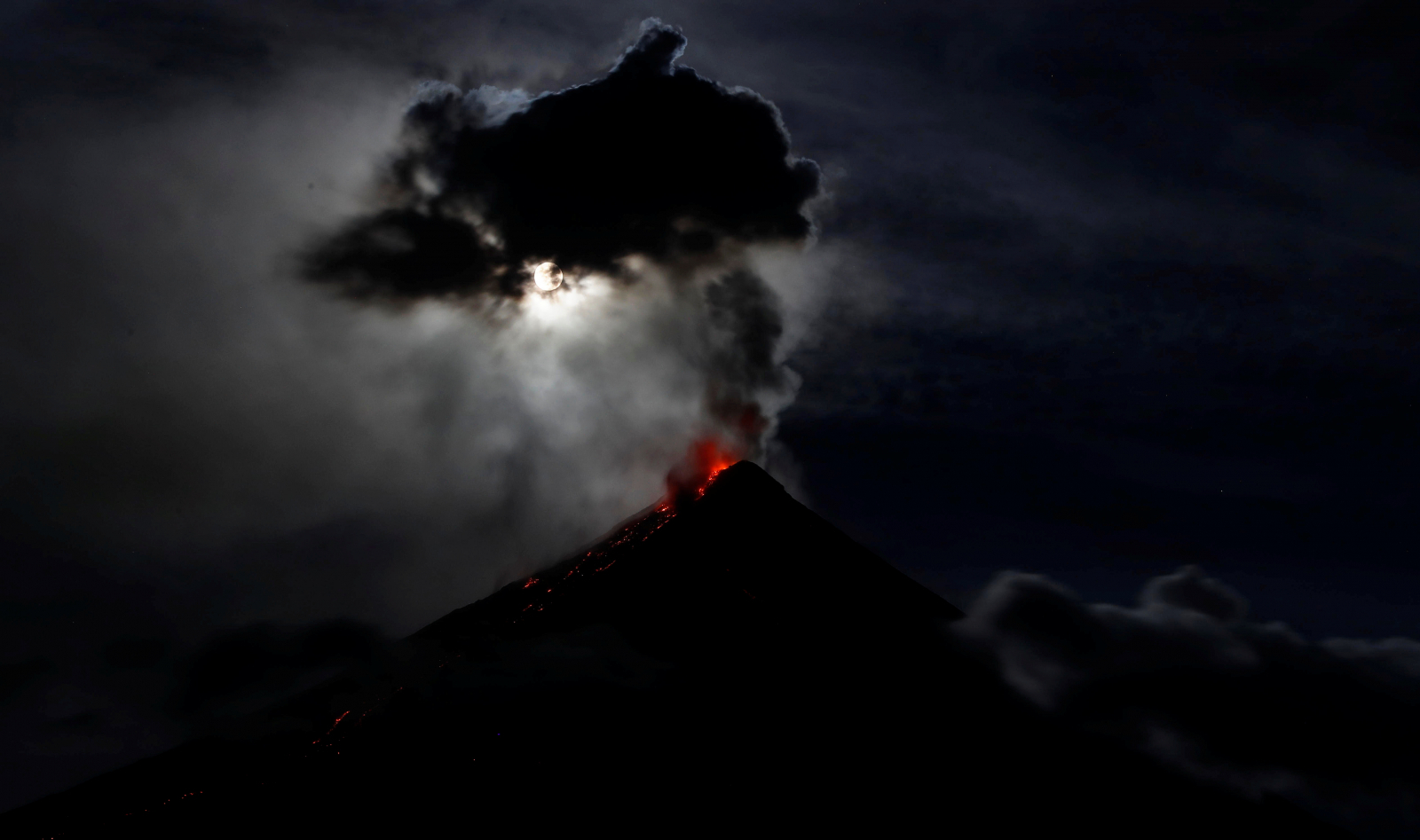 Philippines Check Out Breathtaking Images Of Volcanic Eruption In