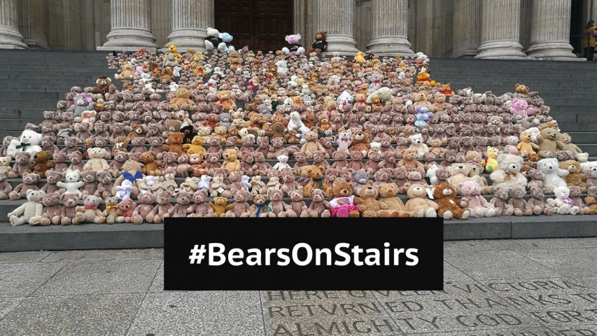 What were 700 teddy bears doing on Londons St Pauls Cathedral steps this morning?
