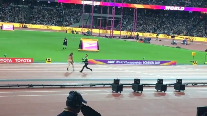 Streaker entertains crowd ahead of IAAF 100-meter-showdown
