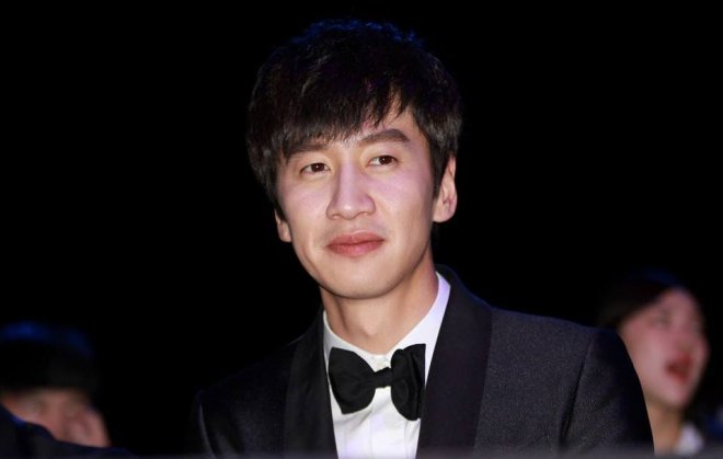 Lee Kwang Soo talks about going 'lower half' nude in new ...