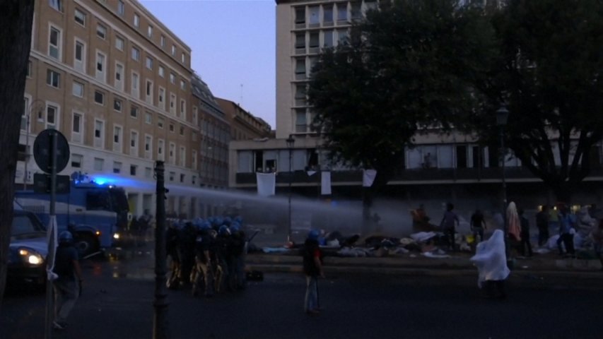 Police use water cannons on refugees in Rome