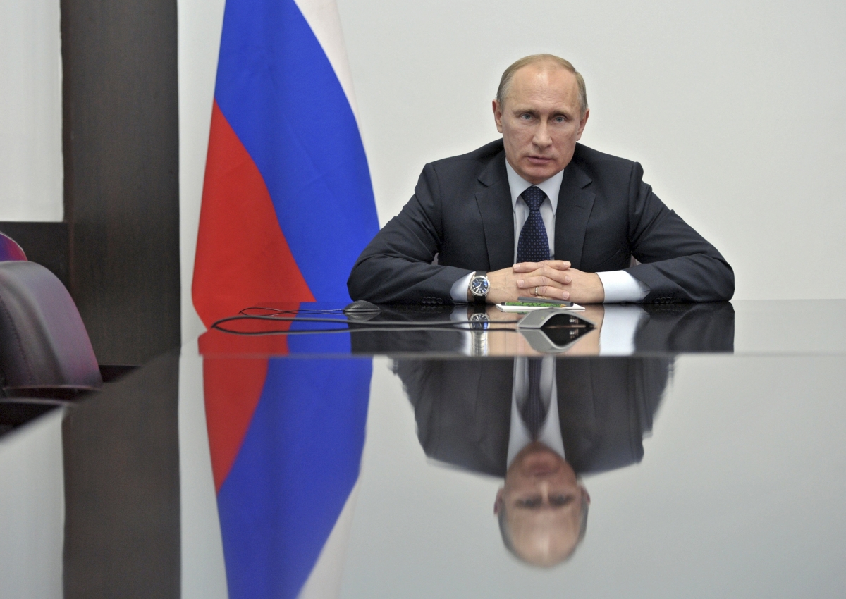 Путин сидит на стуле фото