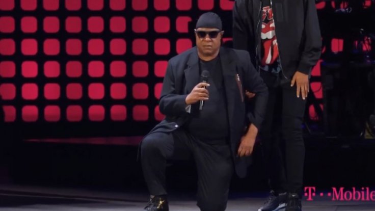 Stevie Wonder takes a knee for America Stevie Wonder takes a knee for America