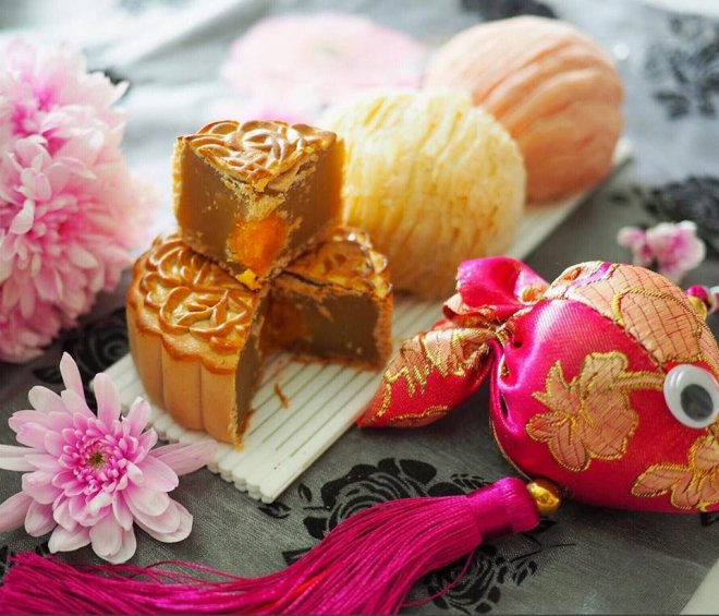 Flaky 'Orh Ni' Mooncake with Single or Double Yolk moon cake Flaky 'Orh Ni' Mooncake with Single or Double Yolk moon cake