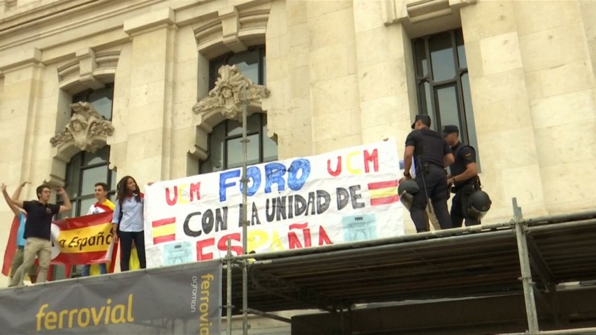 Thousands gather outside Madrids city hall in protest of Catalonia independence referendum