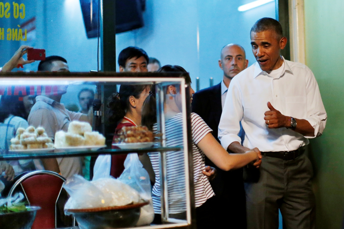 Obama, Bourdain drop-in to enjoy "bun cha" at a Vietnamese restaurant