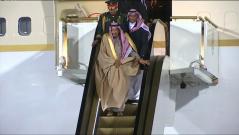 Saudi Kings golden escalator gets stuck