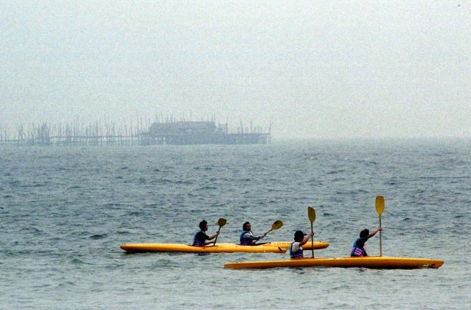 CANOEISTS ROW AMID HAZE IN SINGAPORE