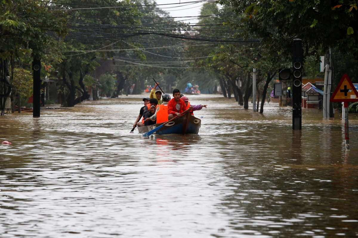 Vietnam floods: Death toll from Typhoon Damrey reaches 50 [PHOTOS]