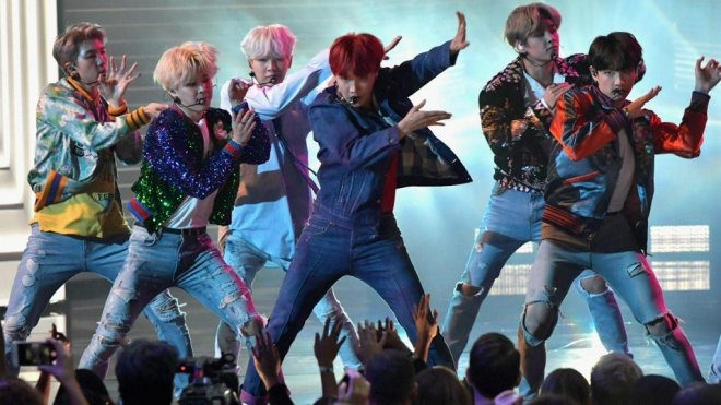 BTS performing 'DNA' at 2017 AMAs
