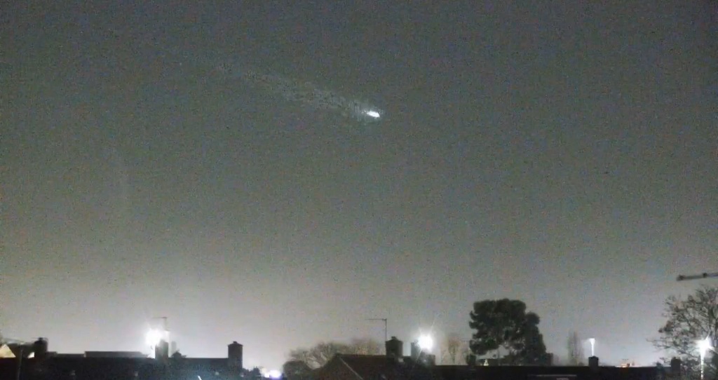 Ufo Flashes Through Sky Above Heathrow Airport [video]