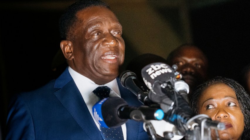 Zimbabwes new president Emmerson Mnangagwa cheered as he returns to country