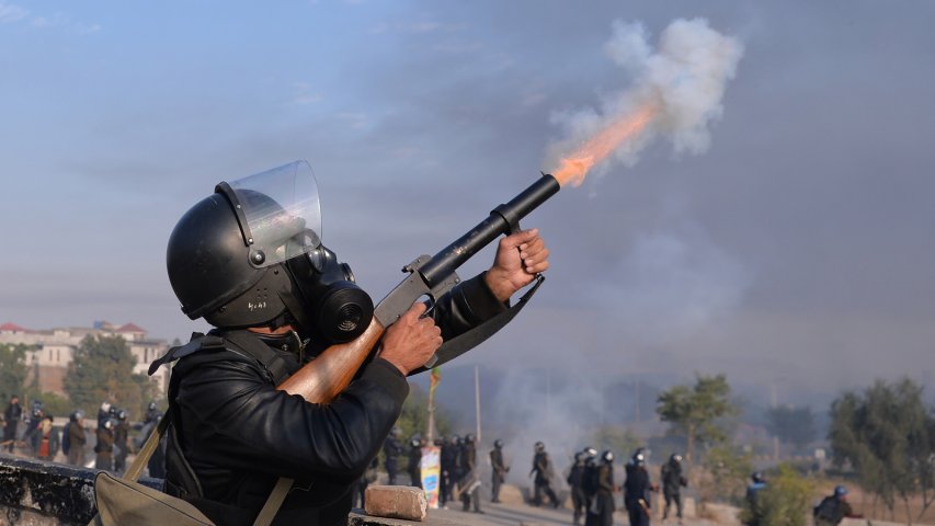 Pakistani police move to clear Islamist sit-in paralyzing capital