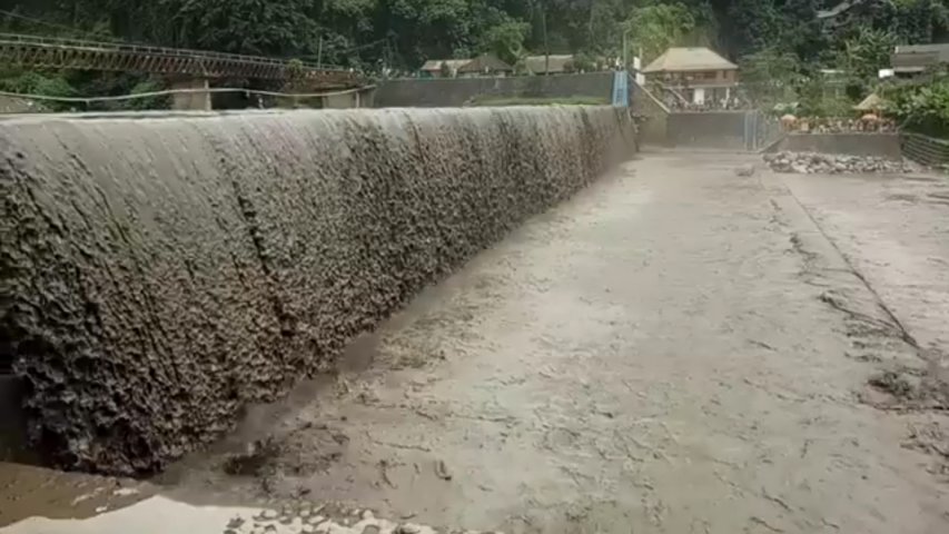 Indonesia volcano eruption creates cold lava mud rivers in Bali
