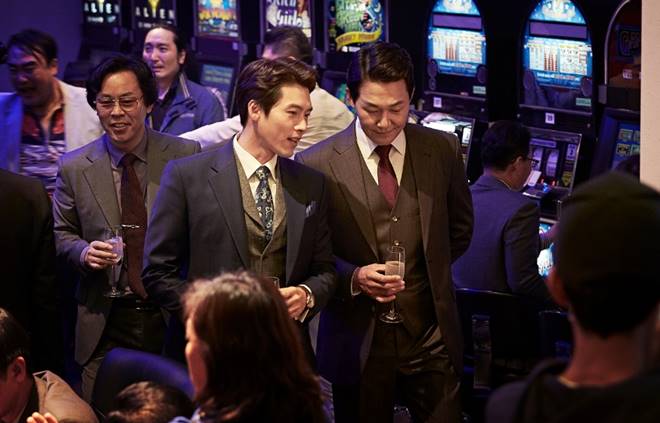 Hyun bin in a scene from "The Swindlers"