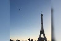 This daredevil walks 60 metres above ground to Eiffel Tower