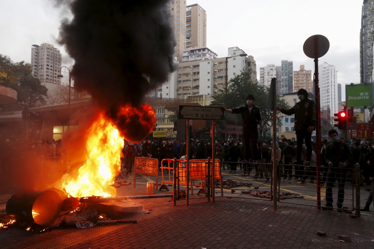 Hong Kong: Crackdown on hawkers leads to riots reminiscent of 2014