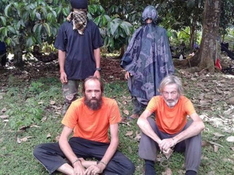 Abu Sayyaf militants releases Filipina hostage kidnapped with Canadians Robert Hall, John Ridsdel Abu Sayyaf militants releases Filipina hostage kidnapped with Canadians Robert Hall, John Ridsdel