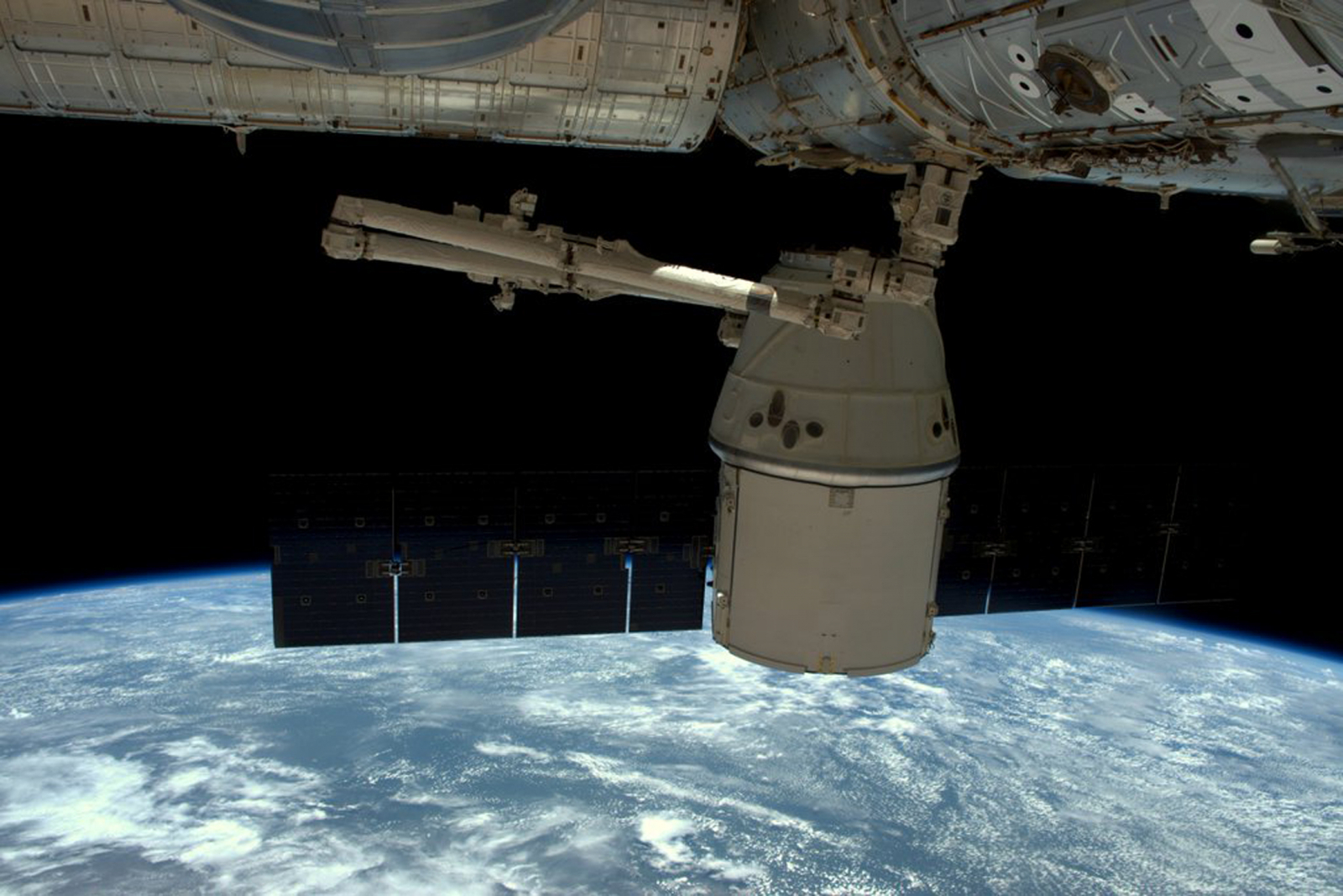 Incredible Video Shows ISS' Robotic Arm Catching SpaceX Dragon Capsule ...