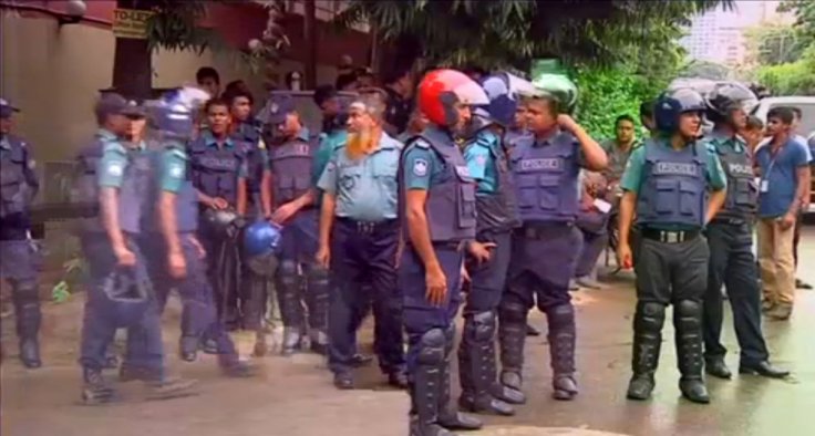Bangladesh police storm Dhaka restaurant, 8 hostages rescued Bangladesh police storm Dhaka restaurant, 8 hostages rescued