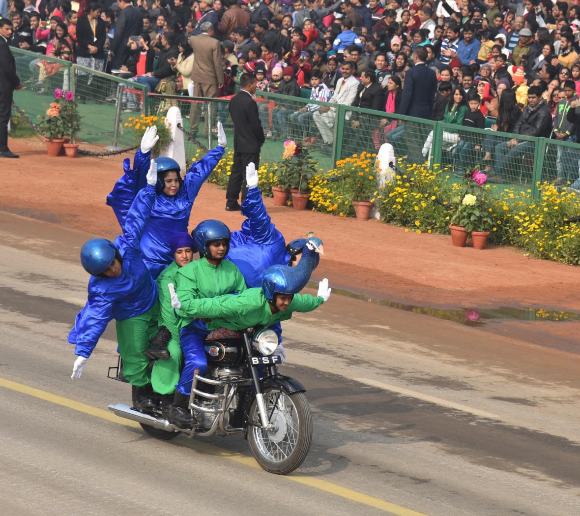 Rajpath comes alive with the dare devil stunts of Women’s Motor Cycle team ‘Seema Bhawani’ of Border Security Force