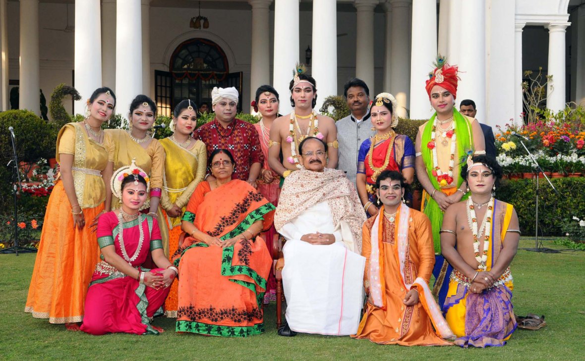 Vice President  M. Venkaiah Naidu and Smt. Usha Naidu with the Tableaux Artistes who participated in the Republic Day Parade - 2018