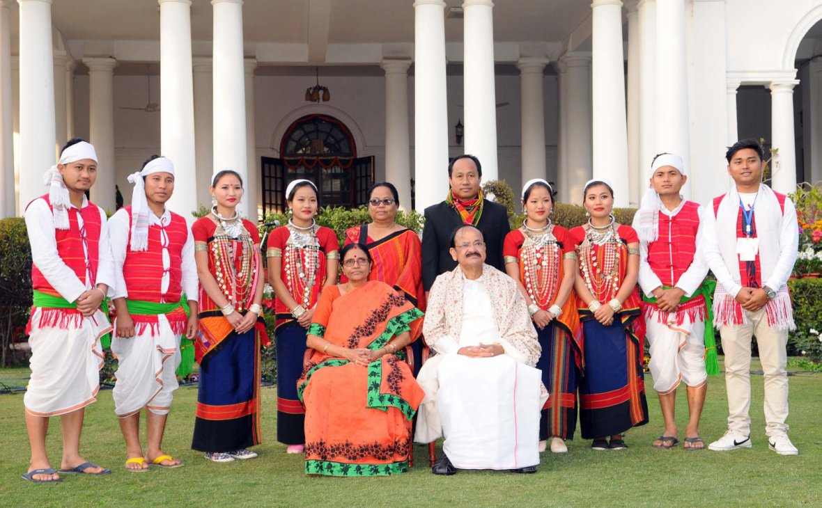 Vice President  M. Venkaiah Naidu and Smt. Usha Naidu with the Tableaux Artistes who participated in the Republic Day Parade - 2018