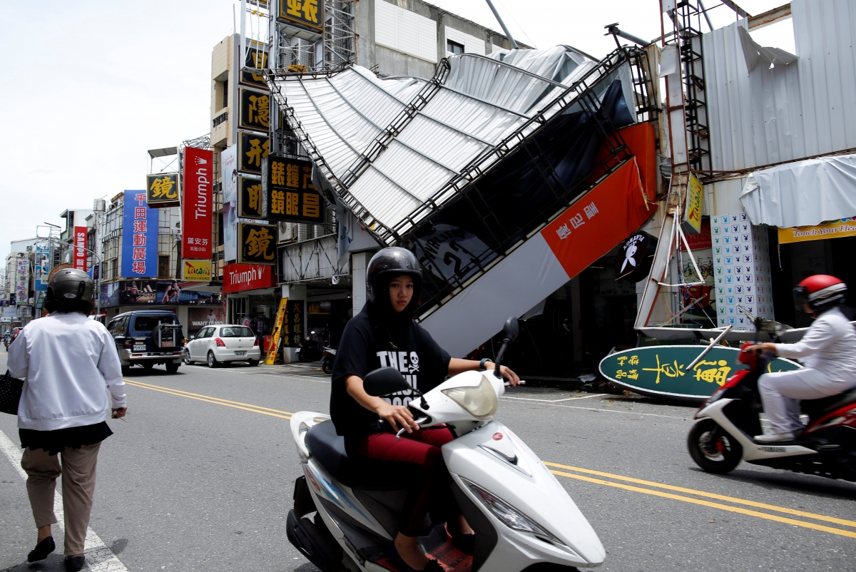 Super typhoon hits Taiwan, cutting power and transport