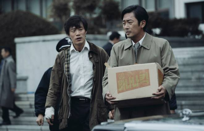 Ha Jung-woo (right) in “1987: When the Day Comes” (Korean Film Council) 