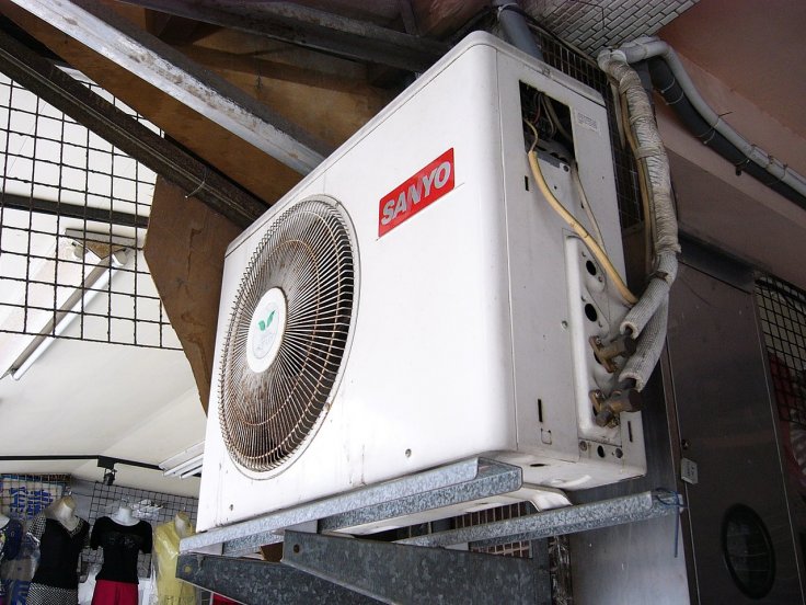 Foul-smelling airconditoners caused by dead skin cells