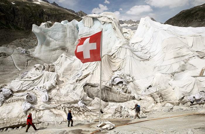 Unique and useful? White blankets to save Swiss glacier ...