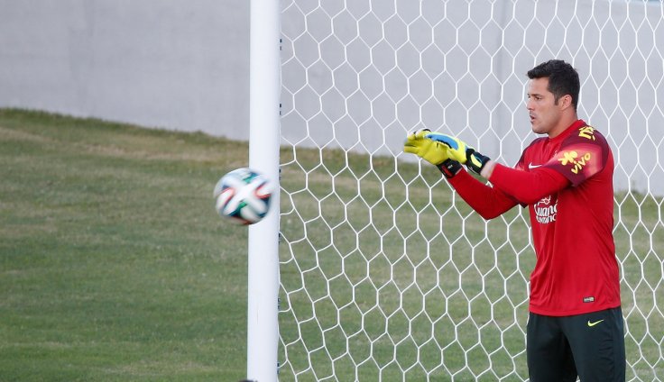 FORTALEZA, July 3, 2014 (Xinhua) -- Brazil's goalkeeper Julio Cesar is seen in a training session in Fortaleza, Brazil, on July 3, 2014. (Xinhua/Liao Yujie/IANS)