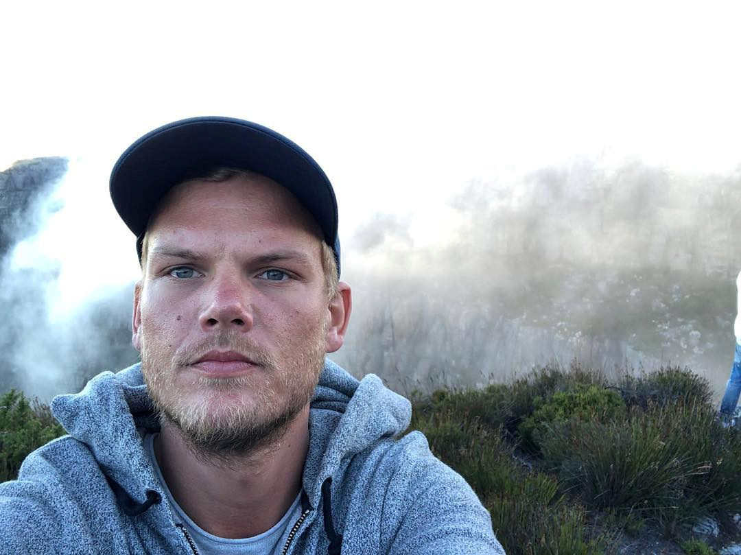 Global Showbiz World Pays Tribute To Music Genius Avicii