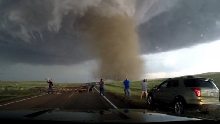 storm-chasing-vacation-meet-the-tornado-addicted-tourists
