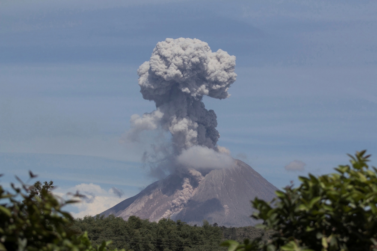 Indonesia: Three volcanoes erupt, several flights disrupted