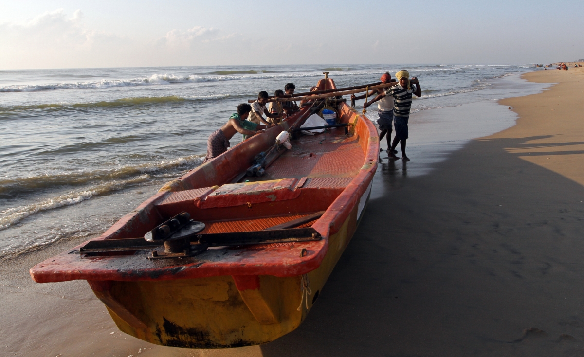 Indonesia: 11 fishermen missing as high waves hit Cilacap