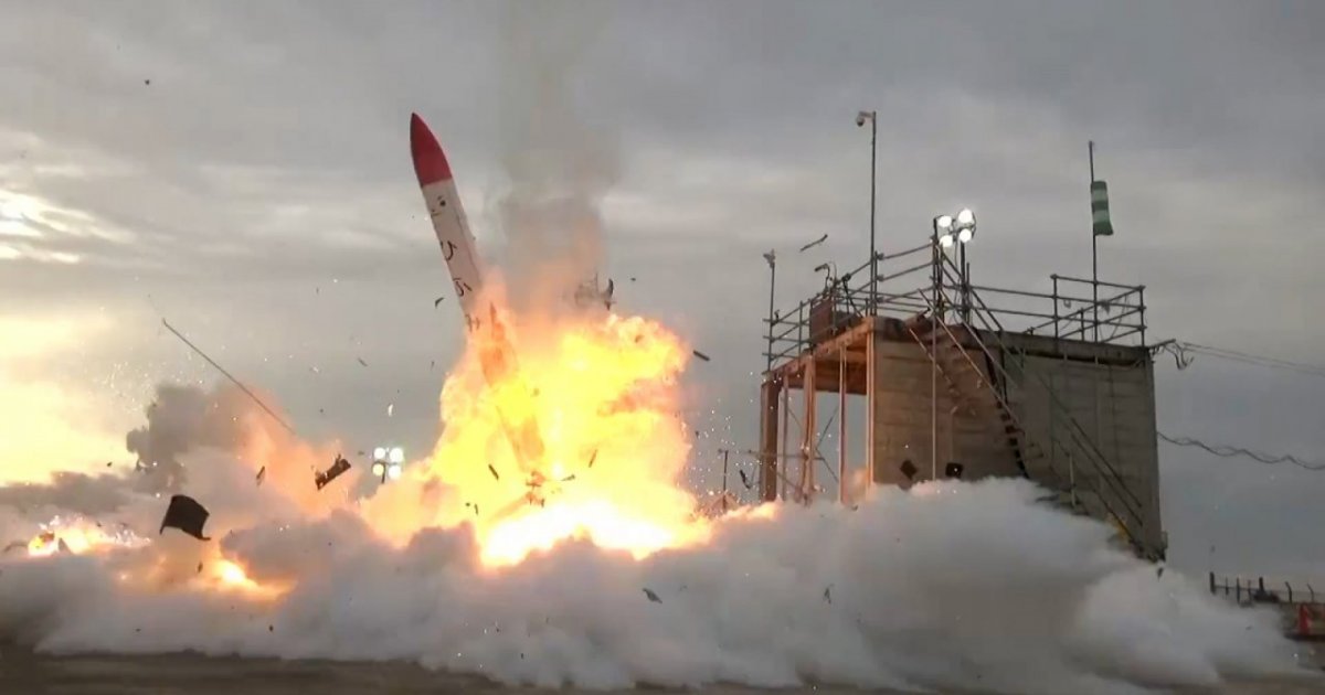Model Rockets Crashing Rocket carrying US and Russian astronauts fails in mid-air; Em...