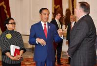 (L-R) Indonesia's Foreign Minister Retno Marsudi stands beside Indonesia's President Joko Widodo as he talks to U.S. Secretary of State Mike Pompeo before their meeting at the Presidential Palace in Jakarta, Indonesia, August 5, 2018. (L-R) Indonesia's Foreign Minister Retno Marsudi stands beside Indonesia's President Joko Widodo as he talks to U.S. Secretary of State Mike Pompeo before their meeting at the Presidential Palace in Jakarta, Indonesia, August 5, 2018.