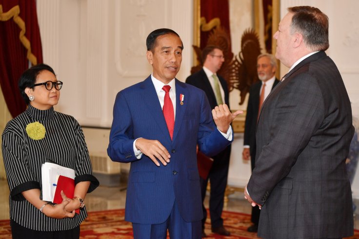 (L-R) Indonesia's Foreign Minister Retno Marsudi stands beside Indonesia's President Joko Widodo as he talks to U.S. Secretary of State Mike Pompeo before their meeting at the Presidential Palace in Jakarta, Indonesia, August 5, 2018. 