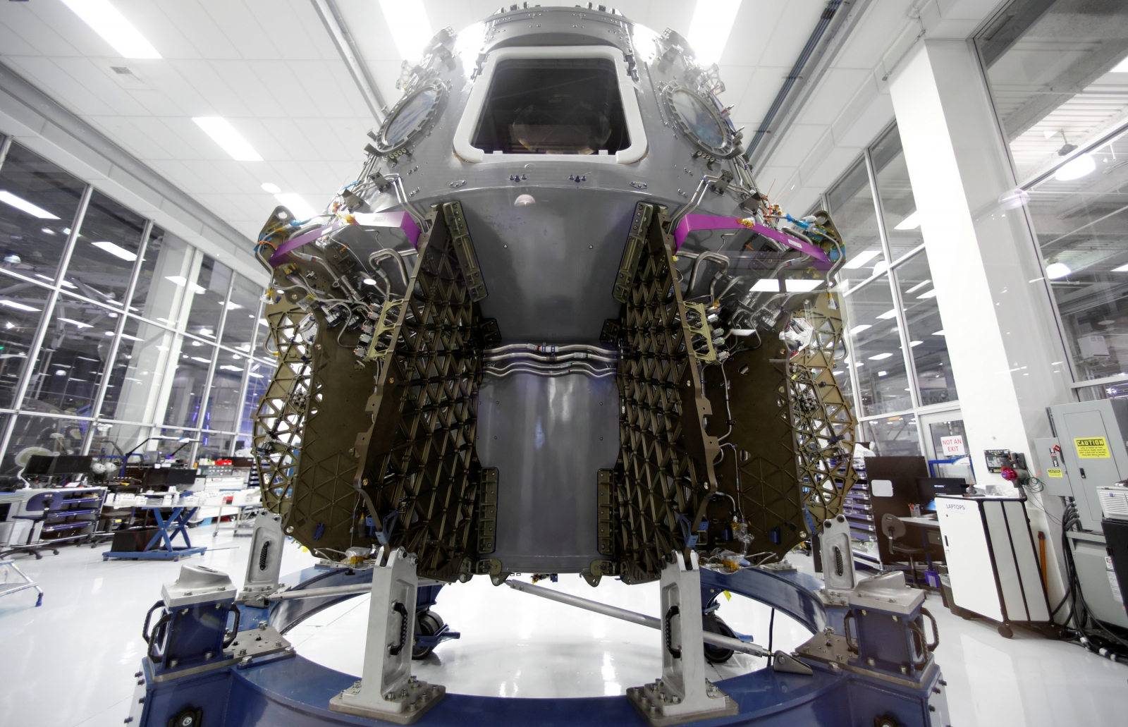 11+ Spacex Dragon Capsule Interior Background