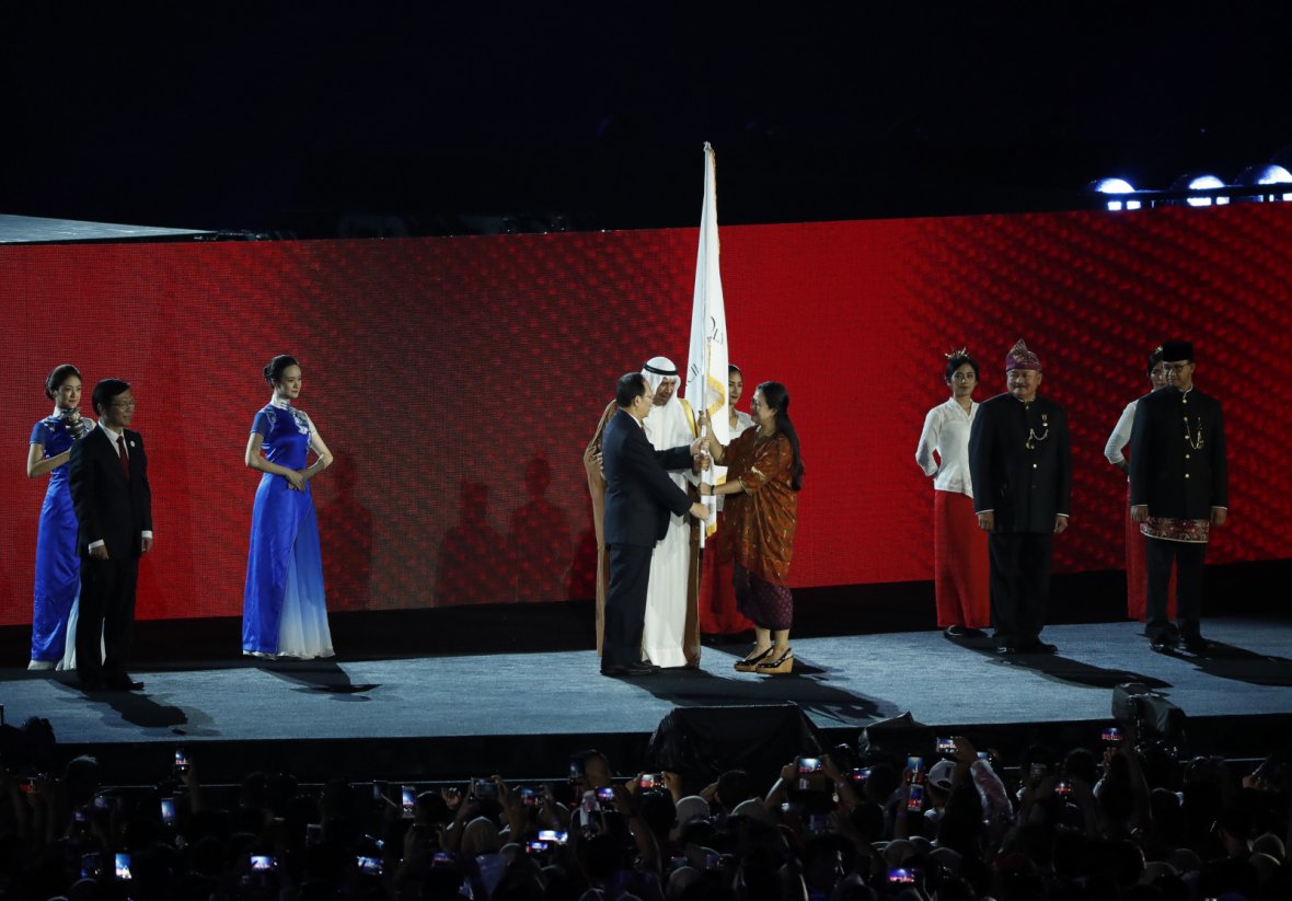 2018 Asian Games - Closing Ceremony - GBK Main Stadium - Jakarta, Indonesia - September 2, 2018 - The Olympic Council of Asia flag is handed over to a representative from China, host of the next Asian Games. 