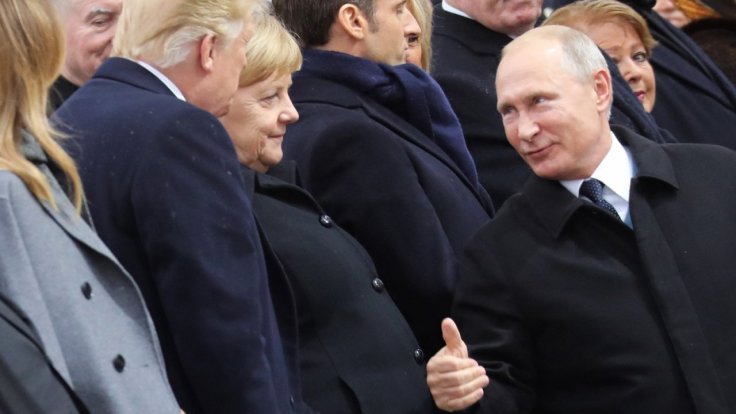 vladimir-putin-gives-president-trump-a-thumbs-up-during-ww1-armistice-event