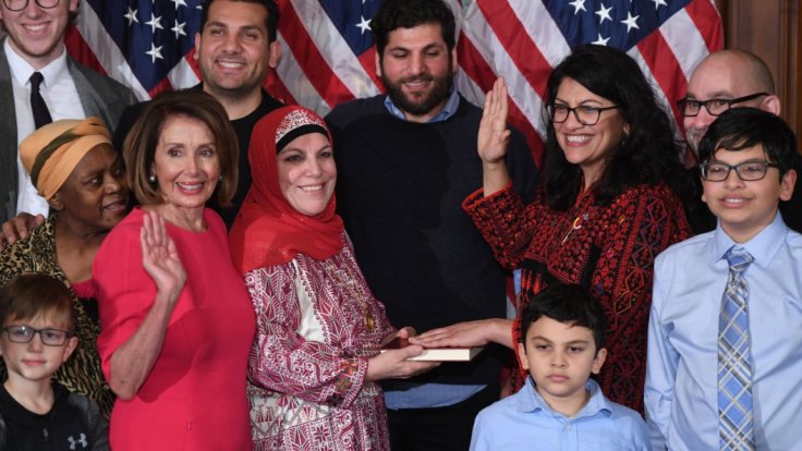 rashida-tlaib-makes-history-in-congress-wearing-a-traditional-palestinian-thobe-while-swearing-in