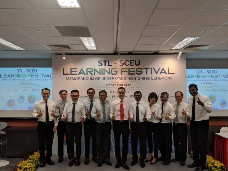 MoU signing ceremony between Dr Kwek Kok Kwong, CEO of NTUC LearningHub (third from left), Professor Wei Kwok Wee, Dean of School of Continuing and Lifelong Education, NUS (5th from left) and Mr Loganathan Ramasamy, CEO (Designate), ST Logistics was witne