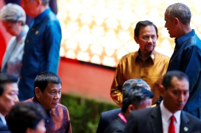 Duterte, Obama shake hands and chat after rift over insult Duterte, Obama shake hands and chat after rift over insult