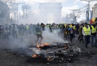 "Yellow Vest" protesters burn barriers on the Champs-Elysees Avenue in Paris, France, on March 16, 2019. French police arrested more than 200 people on Saturday after violence broke out in Paris in a fresh protest of "Yellow Vest" movement. (Xinhua/Alexan