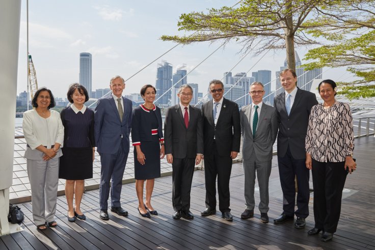 Dr Tedros Adhanom Ghebreyesus, WHO Director-General (fourth from right) and Professor Ling San, NTU Provost and Vice President (Academic) (centre), flanked by NTU professors and WHO officials.