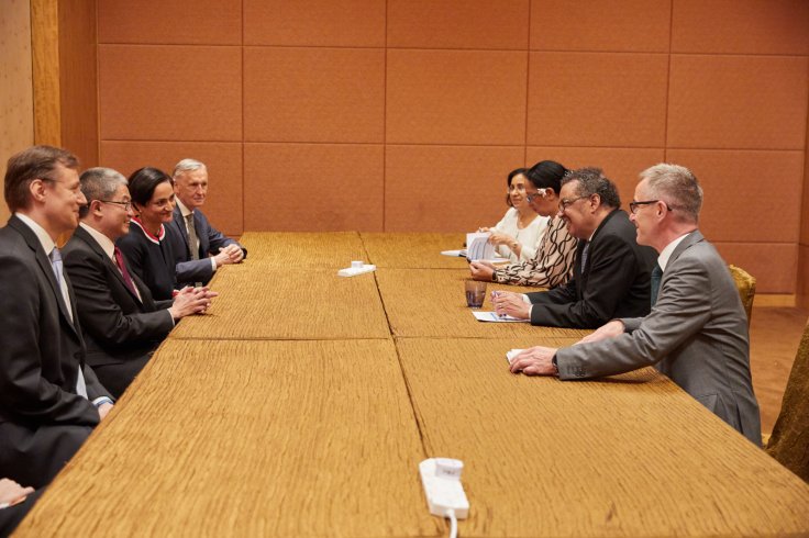 Dr Tedros Adhanom Ghebreyesus, WHO Director-General (second from front, right) and Professor Ling San, NTU Provost and Vice President (Academic) (second from front, left), in a meeting joined by NTU professors and WHO officials. (Credit: NTU Singapore)