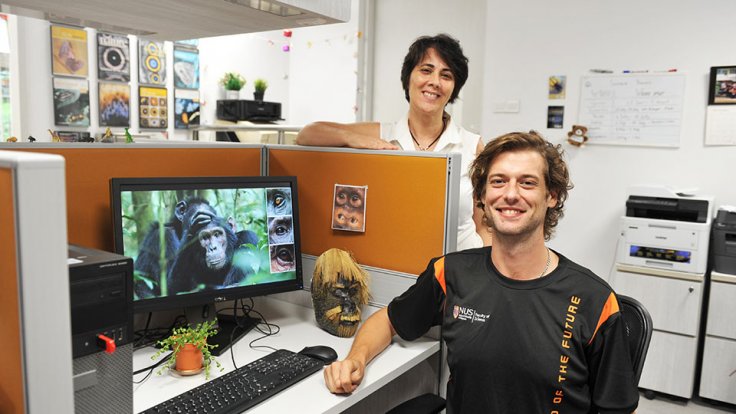 Doctoral student Mr Juan O. Perea-García (front) and Associate Professor Antónia Monteiro (back) from NUS Biological Sciences suggest that apes may follow each other’s gaze like humans