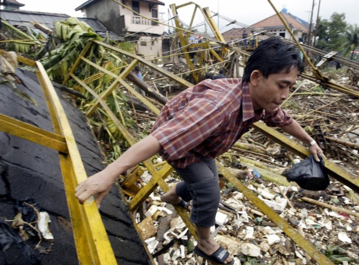 Indonesia: Footbridge collapses in south Jakarta collapses, 3 died